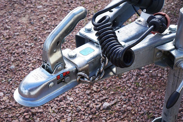 Detalle de un acoplamiento de remolque con su conector eléctrico.
